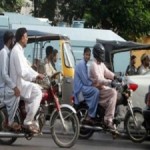 Правила запрещающие езду с пассажиром на скутерах в Карачи